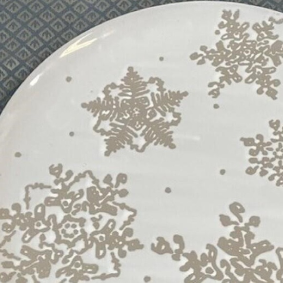 tagltd Falling Snow Platter Winter Gold Snowflake Accented 14-inch Round ~ NWT - Picture 5 of 5